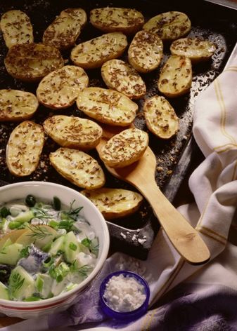 Ofenkartoffel mit KÃ¼mmel und Meersalz zu Apfel-Herings-Happen