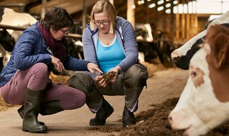 Milchbäuerin Birka Thörning (re.) mit Beraterin