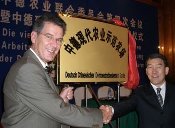 Dr Mueller und Niu Dun