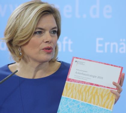 Julia Klöckner mit Handlungsfeldern der Ackerbaustrategie