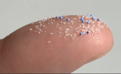 Mikroplastik auf dem Finger