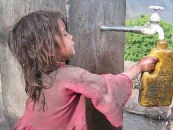 Wasserholen in Nepal