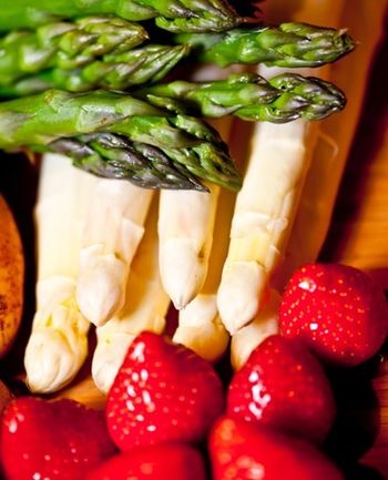 Spargel und Erdbeeren