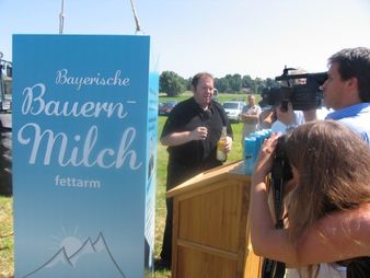 Ottfried Fischer prÃ¤sentiert Bayrische Bauernmilch