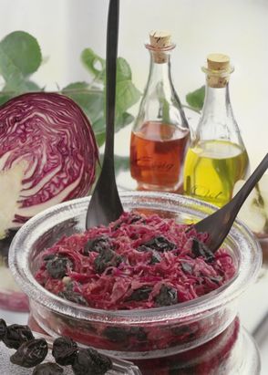 Rotkohl-Salat mit DÃ¶rrzwetschgen