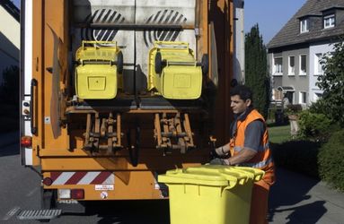 Abholung der glben Tonne mit Verpackungen des Gruenen Punkt