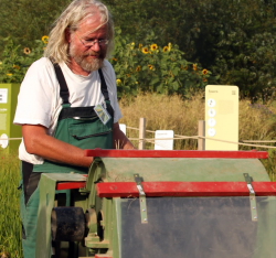 Gerd Carlsson an der Dreschmaschine